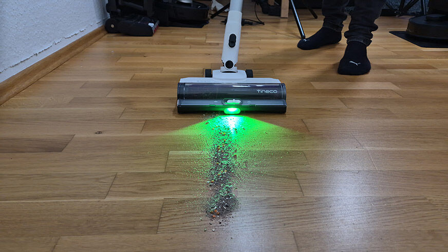 Sand wird vom Parkett aufgesaugt